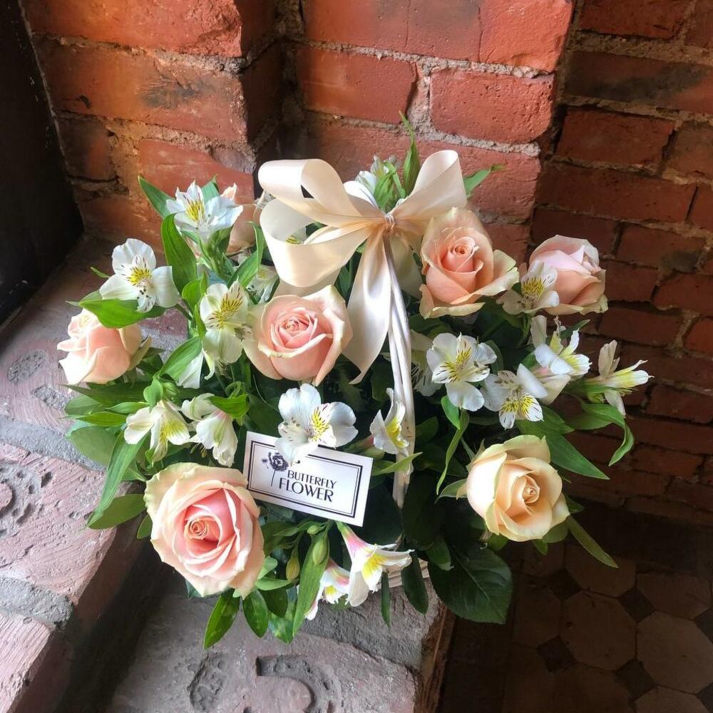 Корзина с персиковыми розами и альстромерией 