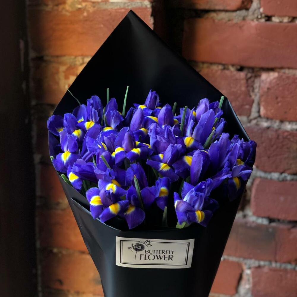 Красивый, яркий букет из 19 ирисов в крафте 