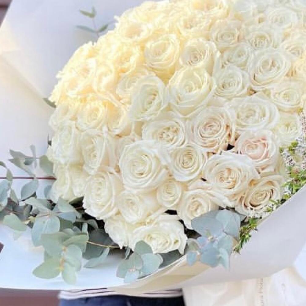 Букет из 51 белой розы и эвкалипта