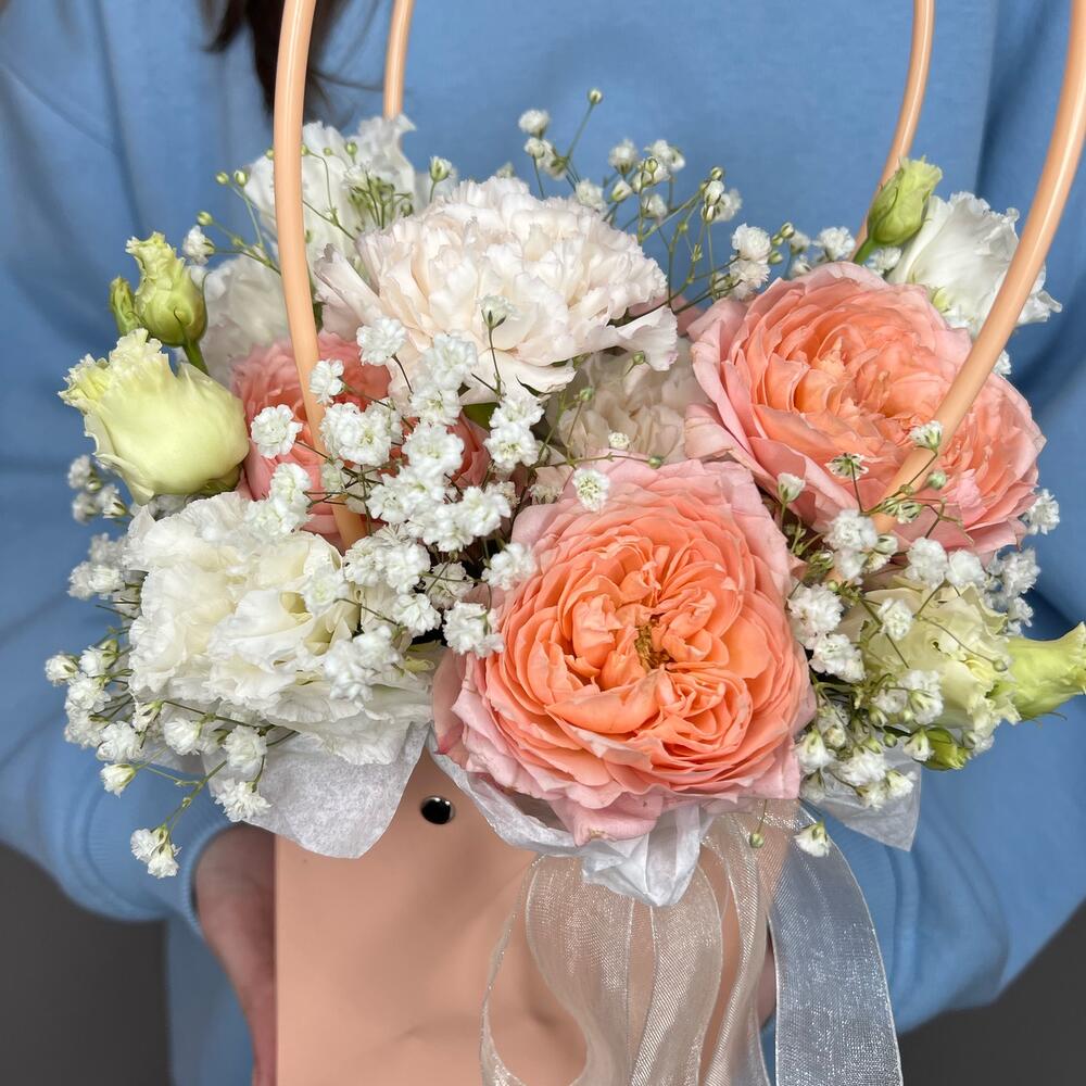 Нежная воздушная композиция комплимент с кустовой пион розой, гипсофилой и лизиантусом