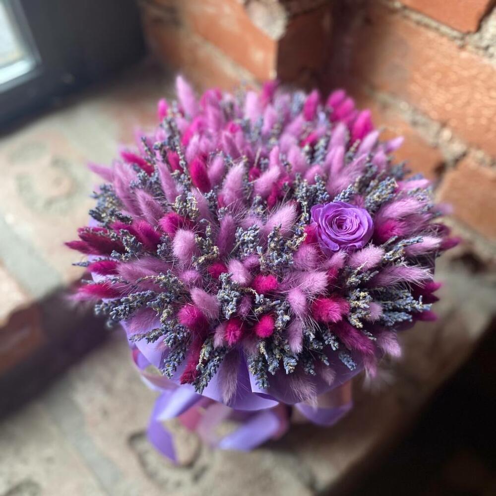 Букет из сухоцветов - лагуруса, лаванды и стабилизированной розы в шляпной коробке 