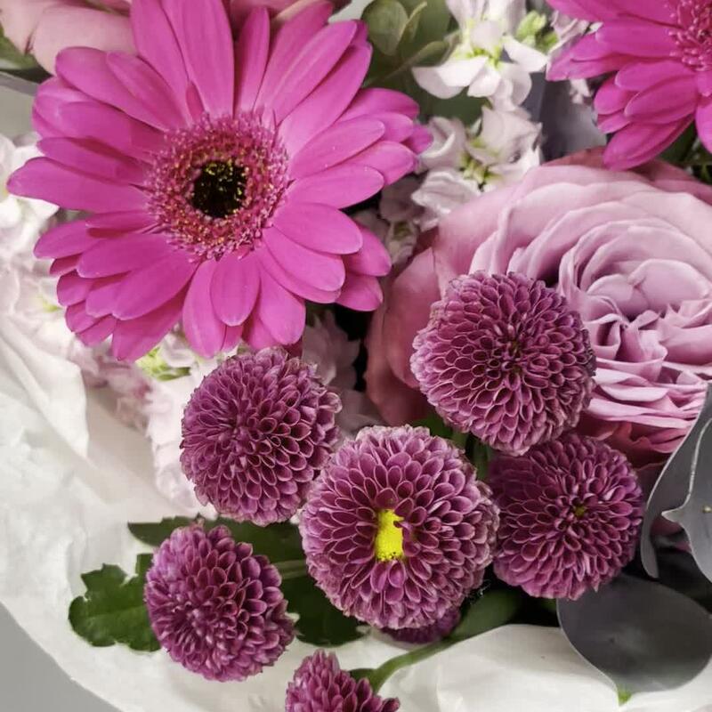 Букет с розами и яркими герберами 