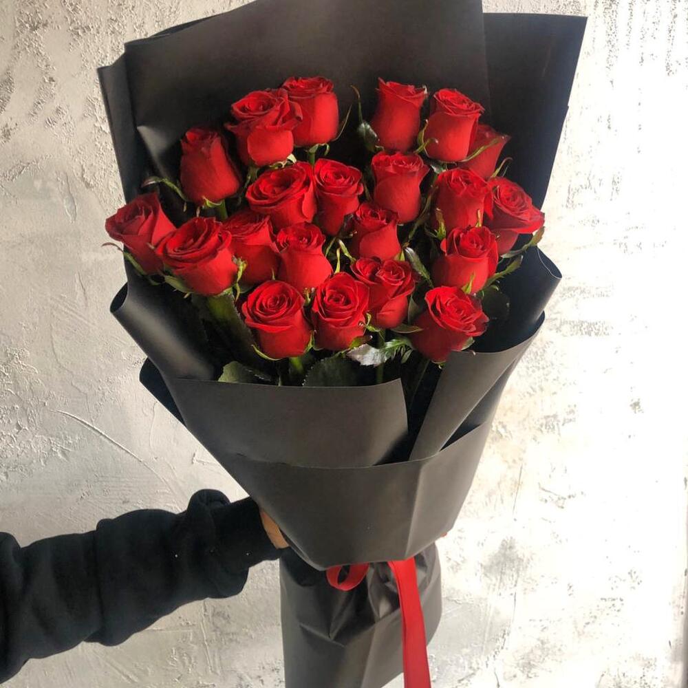 Красные розы 21 шт в черном оформлении